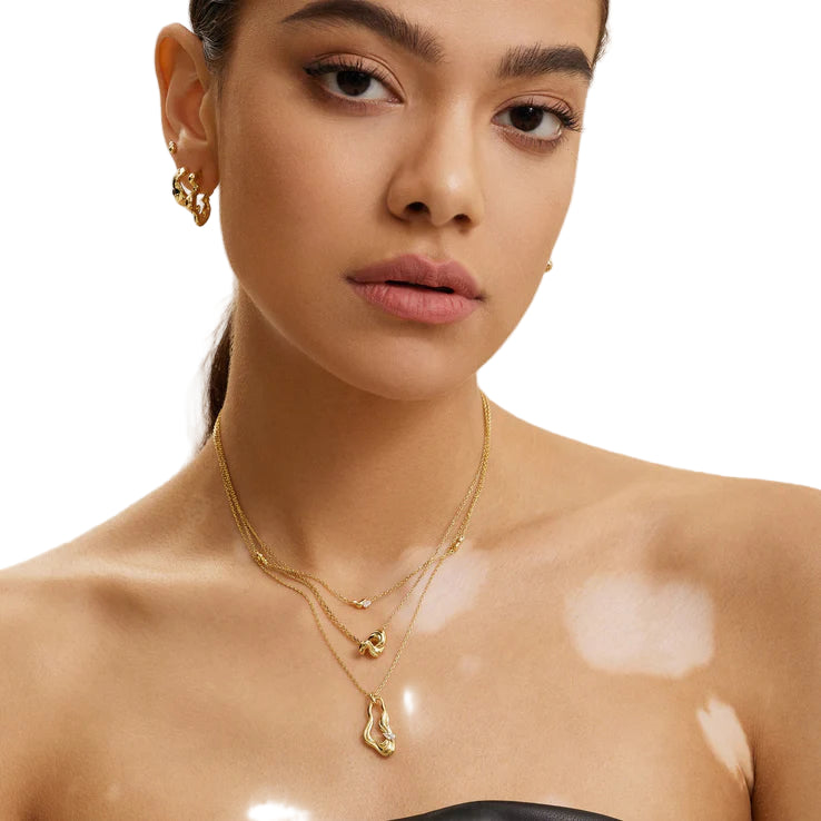 Twisted Wave Drop Pendant Necklace in Gold