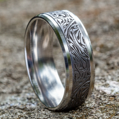 8mm KATANA Faux Mokume Band in 14KW/Tantalum