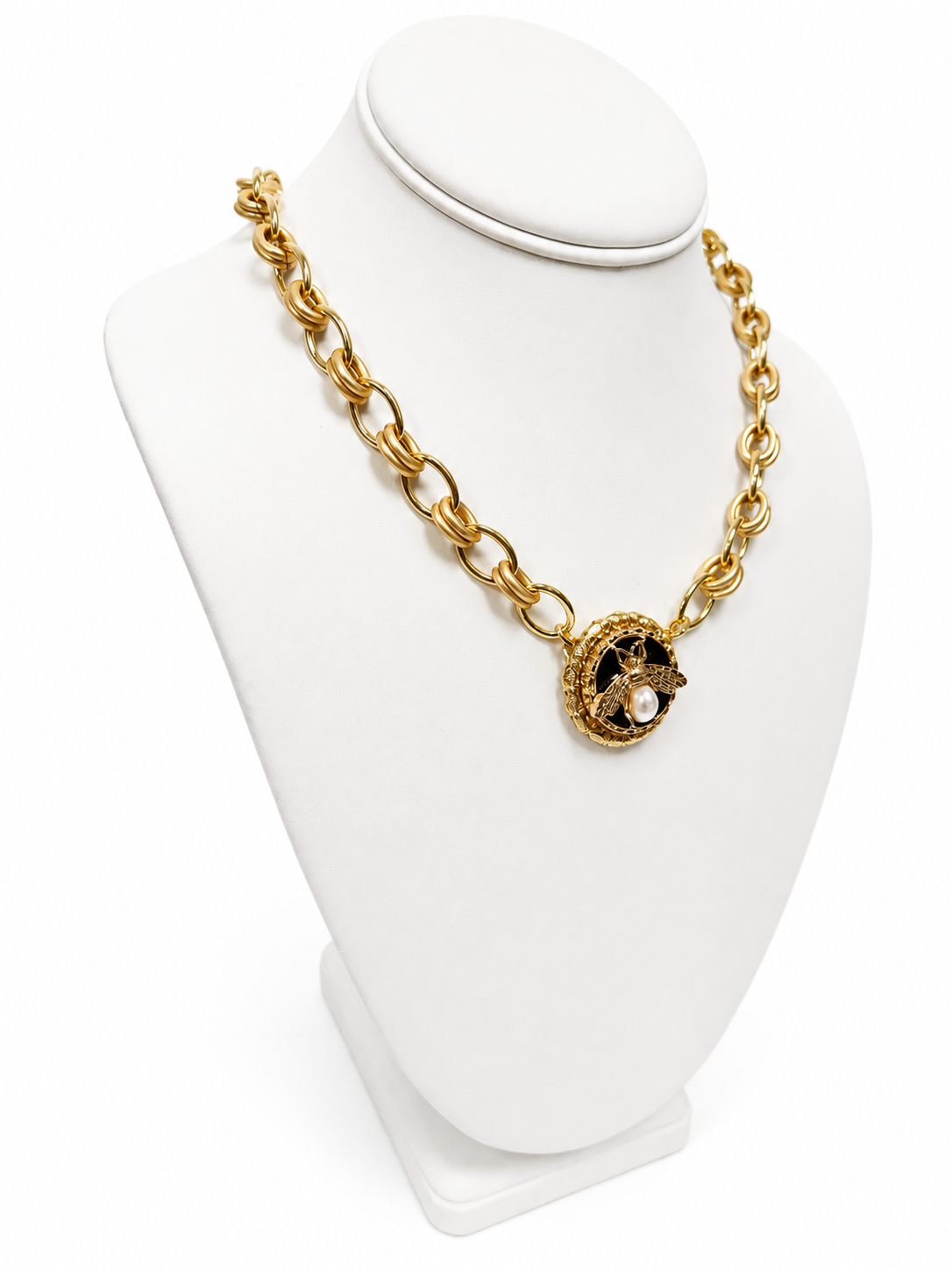 Link Necklace with Gucci Signature Bee Button in Gold