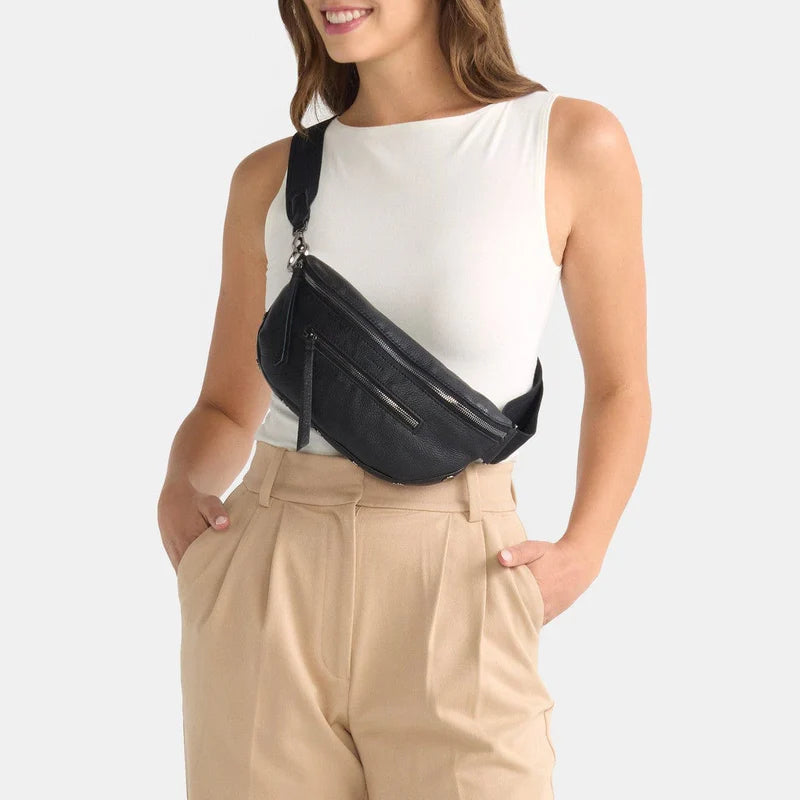 Charles Crossbody Med in Black/ Gunmetal