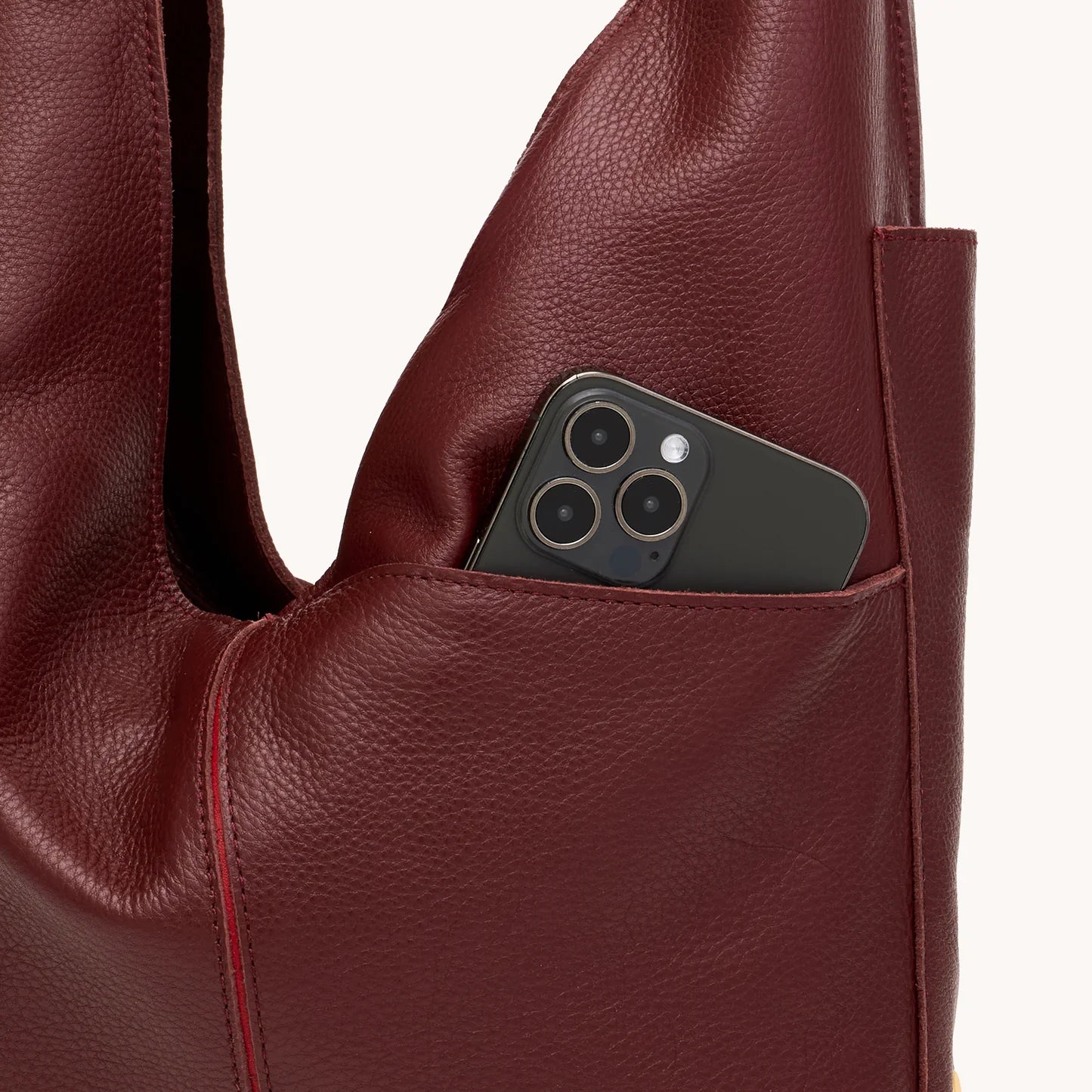 TOM ZIP LRG Shoulder Bag in Cherrywood Pebble/Gold