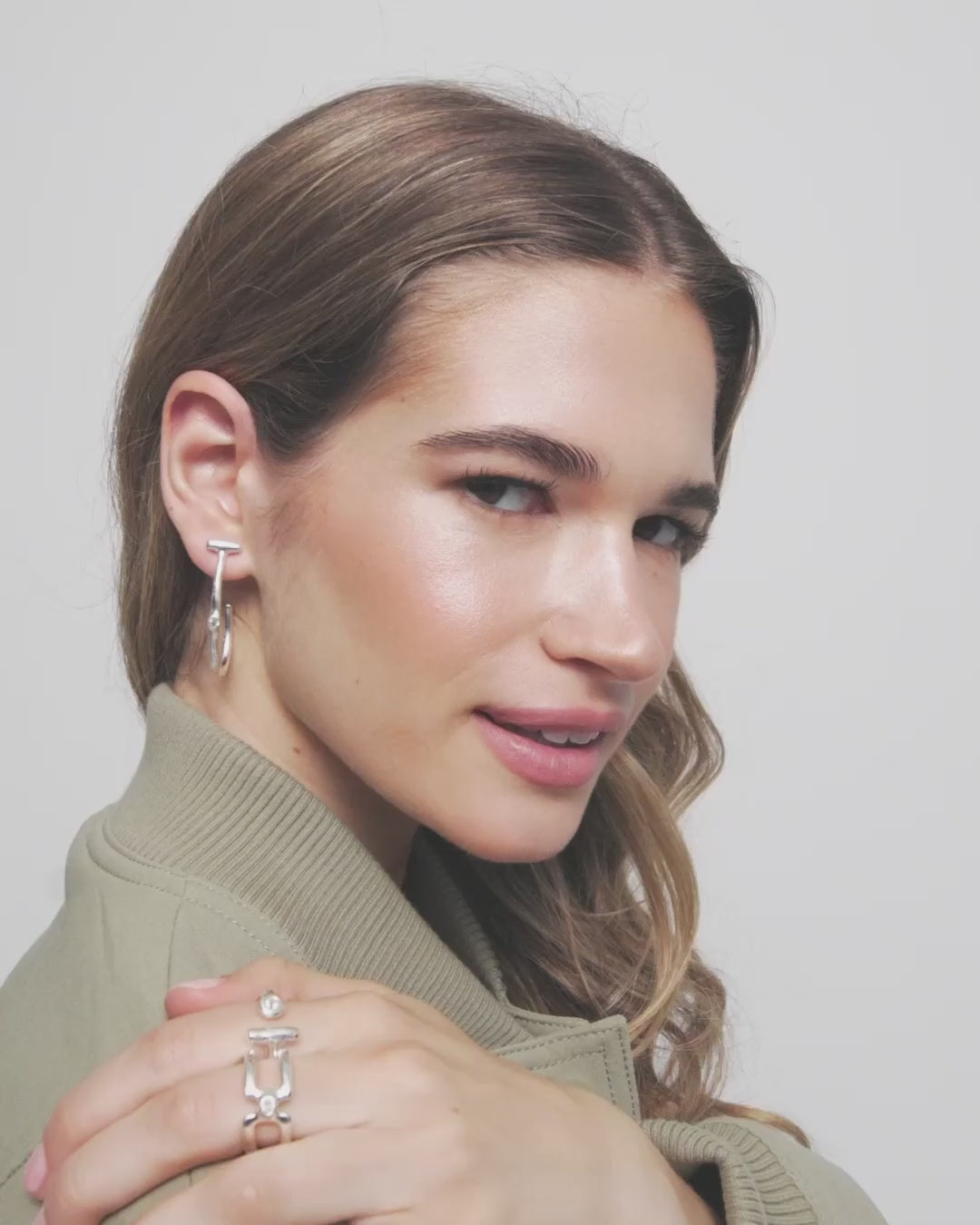 Load and play video in Gallery viewer, Ser Indomitable Earrings
