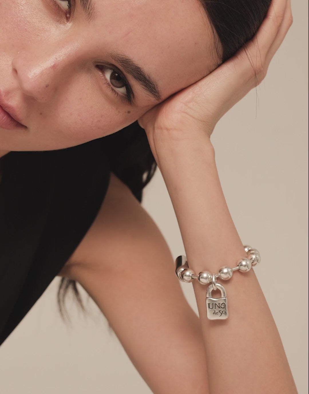 Load and play video in Gallery viewer, Snowflake Ball Beaded Bracelet w/ Padlock

