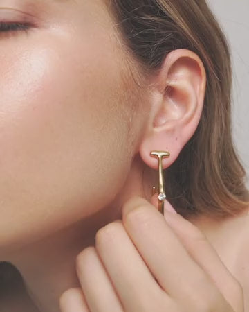 Load and play video in Gallery viewer, SER INDOMITABLE Earrings in Gold
