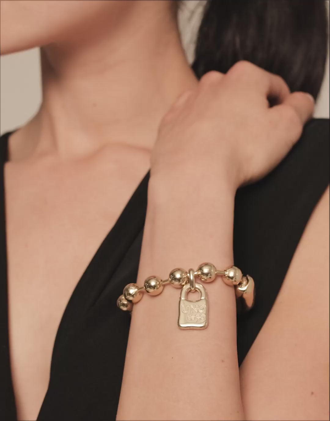 Load and play video in Gallery viewer, Snowflake Ball Beaded Bracelet w/ Padlock

