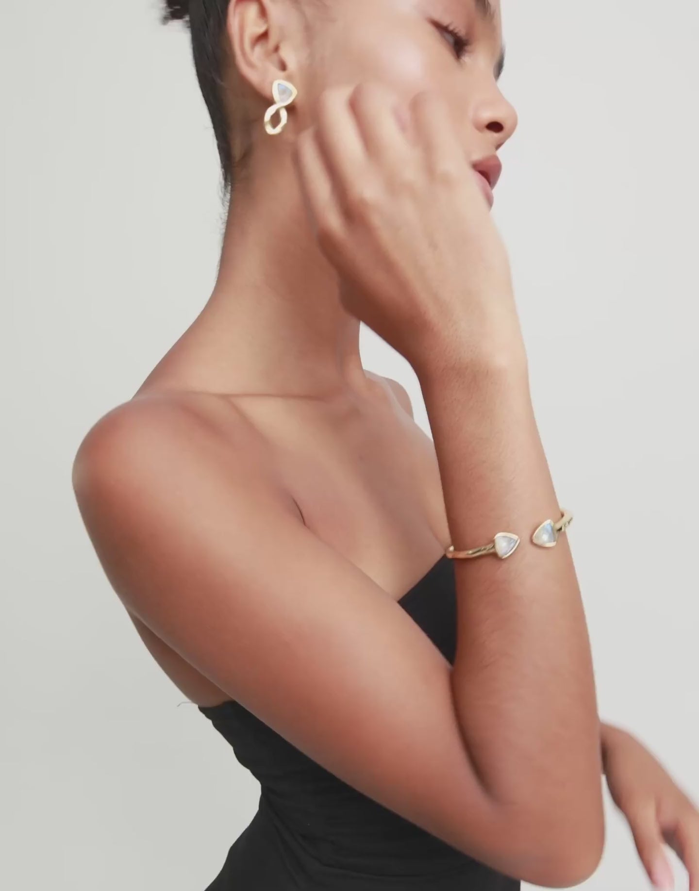 Load and play video in Gallery viewer, Being A Chameleon Bracelet in Gold
